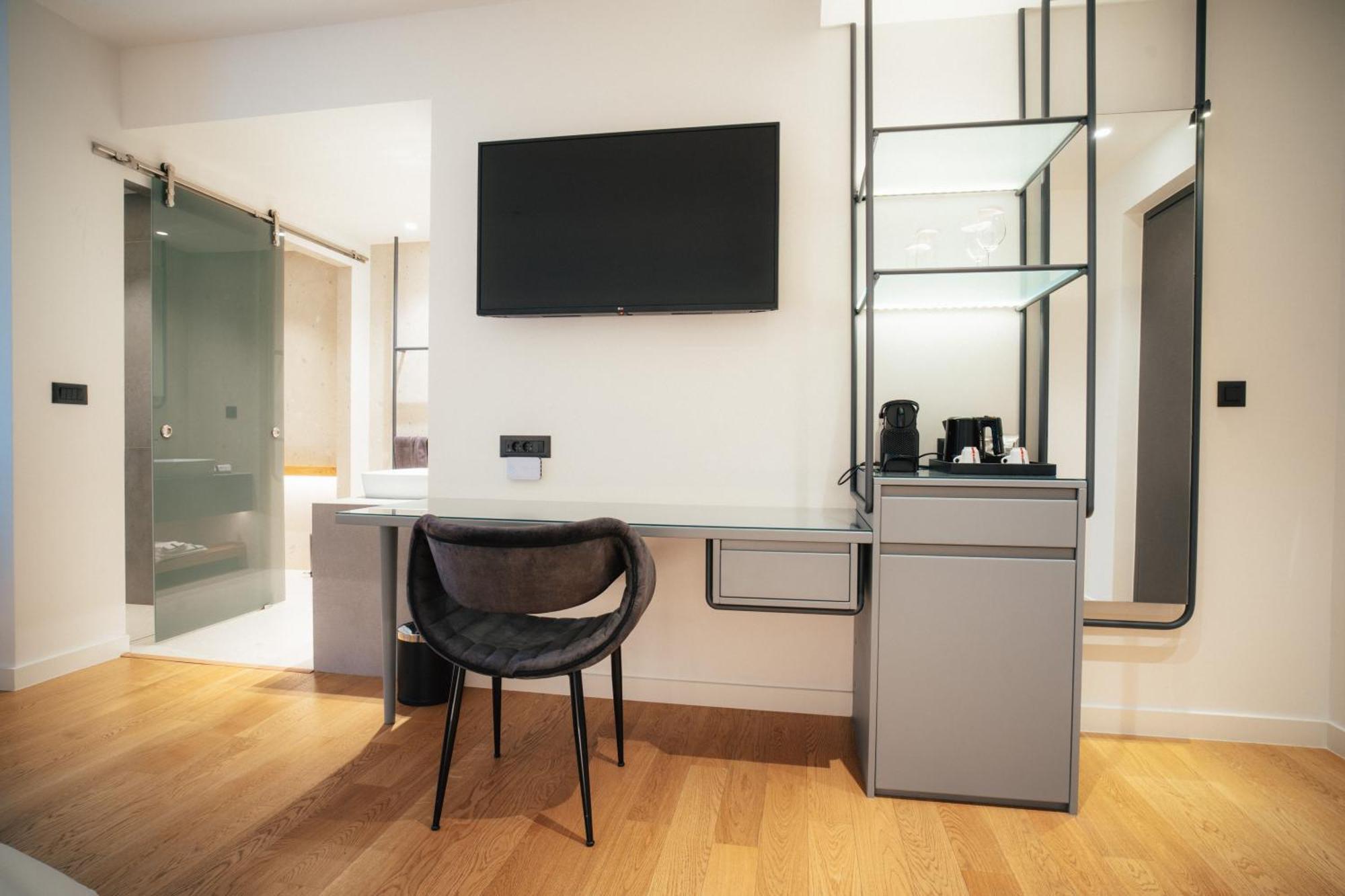 Amario Suites Hotel 아이기오 외부 사진