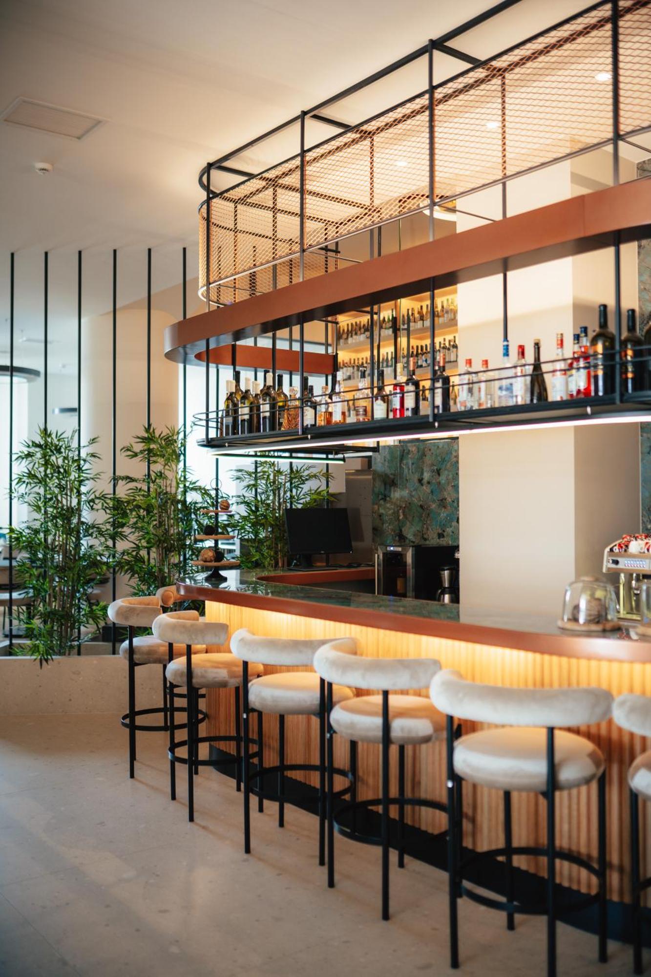 Amario Suites Hotel 아이기오 외부 사진